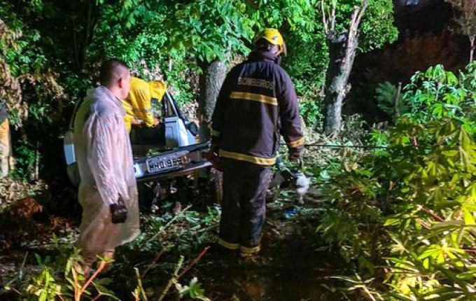 Saída de pista seguida de choque lateral em árvore deixa dois feridos no acesso a SMOeste