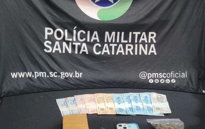 Polícia apreende mais de 570g de drogas com mulher em carro de aplicativo em SMO
