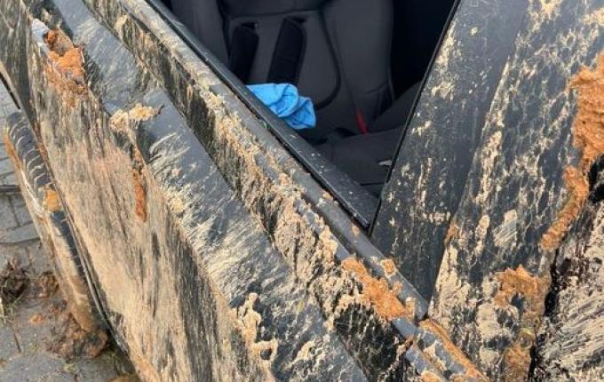 FOTOS: Carro retirado de deslizamento na BR-376 era de família que voltava de consulta médica