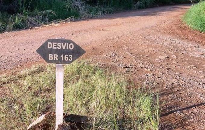 Placas indicativas "Desvio BR 163" são instaladas na área rural de Guaraciaba