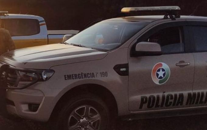 Polícia flagra homem com maconha escondida nas meias na SC 163