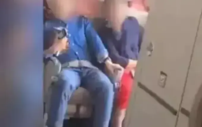 Vídeo mostra momento em que porta de avião abre durante voo