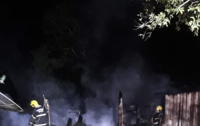 Incêndio destrói casa no interior