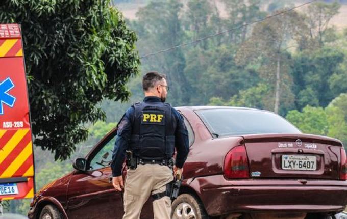 Colisão lateral deixa mulher ferida na Willy Barth