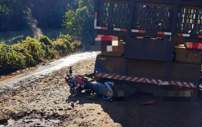 Adolescente fica ferido em colisão entre moto e caminhão no interior de Palma Sola