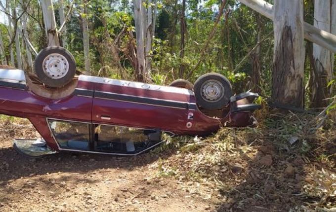 Três pessoas sofrem ferimentos em capotamento de veículo no interior