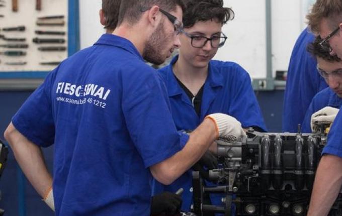 Santa Catarina é destaque nacional na contratação de jovens aprendizes em 2025