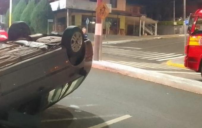 Capotamento no centro de Descanso deixa motorista ferido