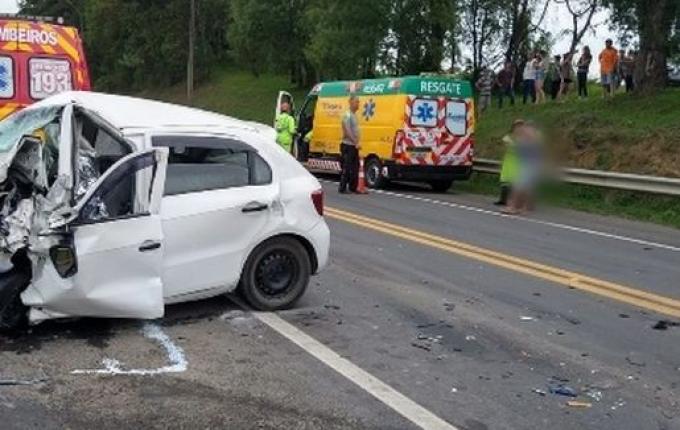 Três pessoas morrem após colisão entre carro e caminhão em SC