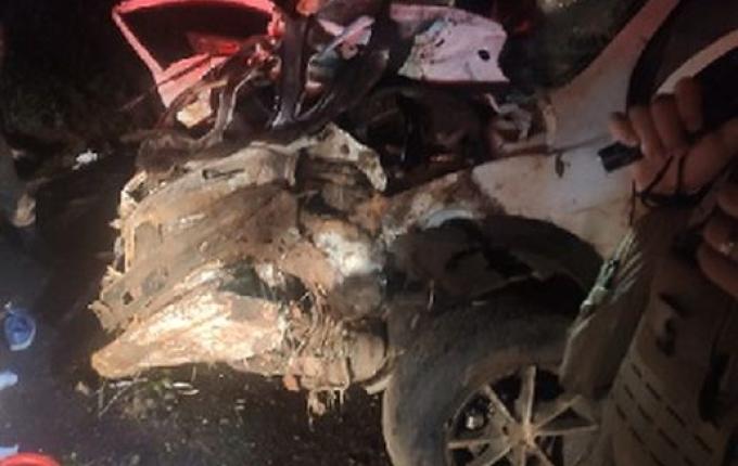 Carro em fuga da PM colide em poste e cai de ribanceira em SC