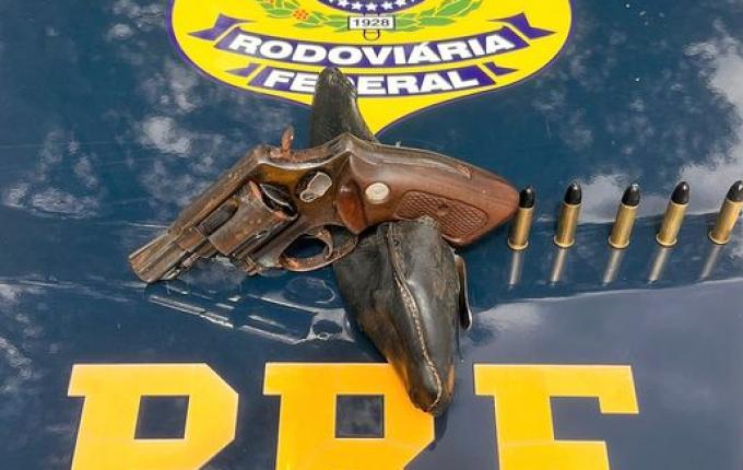 Homem é preso com revólver e munições na BR-282