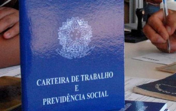 Taxa de desemprego foi de 8,5% entre fevereiro e abril, a menor desde 2015, diz IBGE