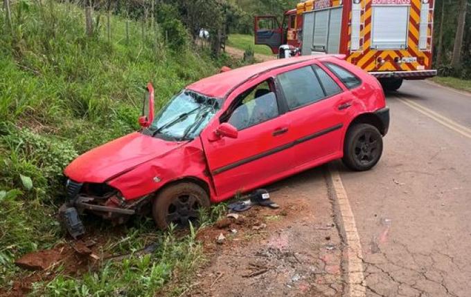 Homem fica ferido ao carro sair da pista em Riqueza