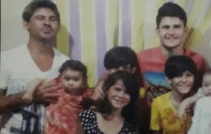 Pai solo perde esposa no parto, enfrenta depressão, mas não desiste dos 7 filhos