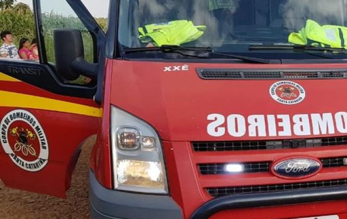 Três pessoas ficam feridas em capotamento