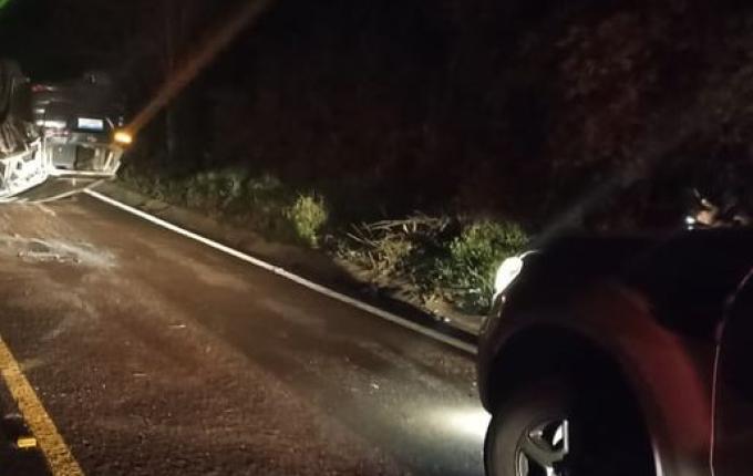 Condutor abandona local após capotamento na SC-161 em Palma Sola