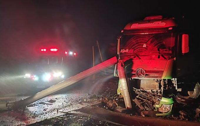 Carreta saí da pista e colide com postes na BR 163, em Dionísio Cerqueira