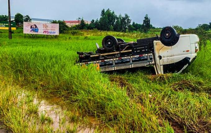 Após aquaplanagem, motorista perde controle da direção e capota veículo