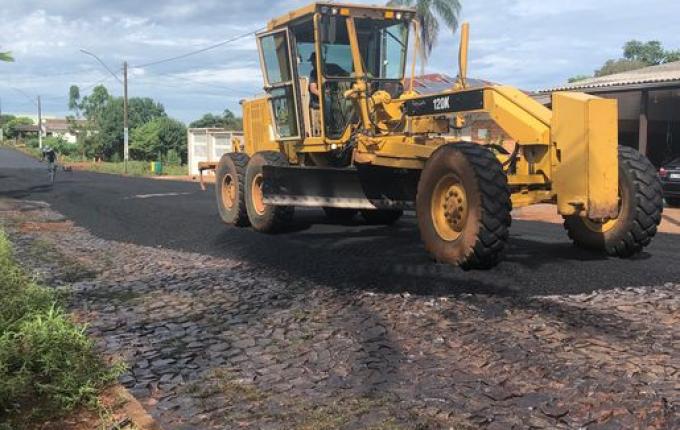 Iniciam obras de calçamento e asfaltamento de ruas em Iporã do Oeste
