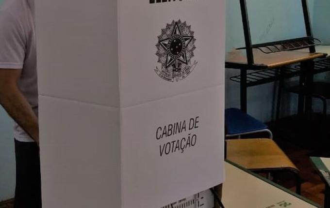 Eleitores de oito municípios brasileiros também vão eleger prefeitos neste domingo