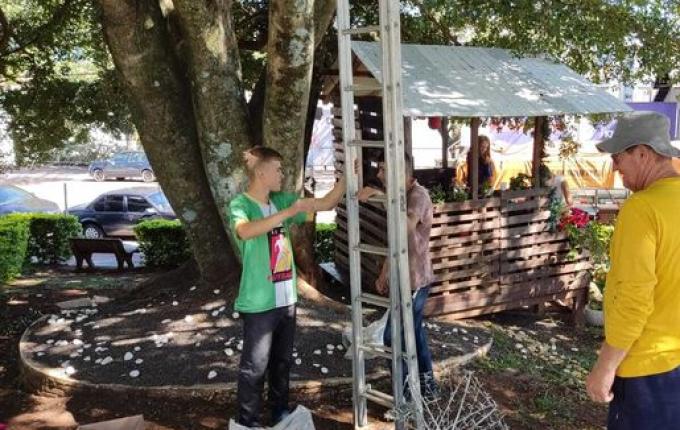 Equipe inicia retirada da decoração natalina em São José do Cedro