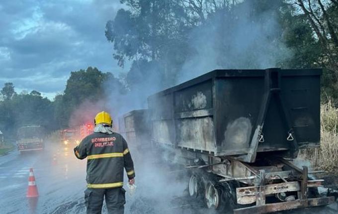 Caminhão carregado com entulho pega fogo na SC-157