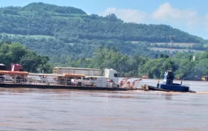 Retomada travessia da balsa no Rio Uruguai em Itapiranga