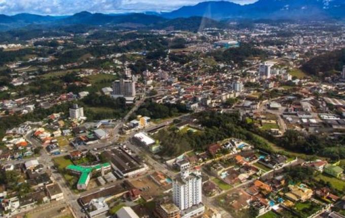 Cidade de SC prevê perda de R$ 30 milhões com novos impostos e tarifaço de Trump