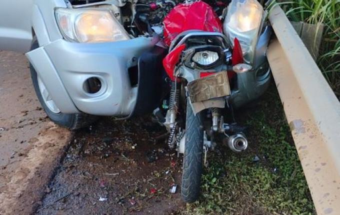 Colisão entre carro e moto deixa um morto e duas pessoas feridas em Mondaí
