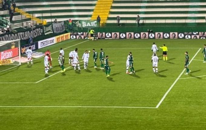 Chapecoense goleia o Amazonas por 4 a 0 e sobe na tabela da Série B