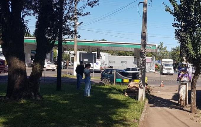 Caminhão carregado de madeira quebra no centro de Itapiranga