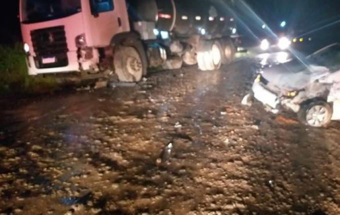 Idoso fica ferido em colisão entre carro e caminhão no interior de Itapiranga