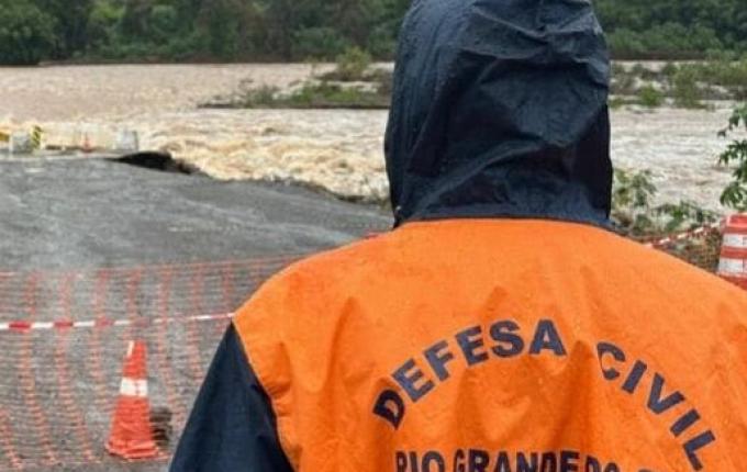 Chuvas no RS deixam três mortos e governo anuncia R$ 60 milhões para auxílio a municípios
