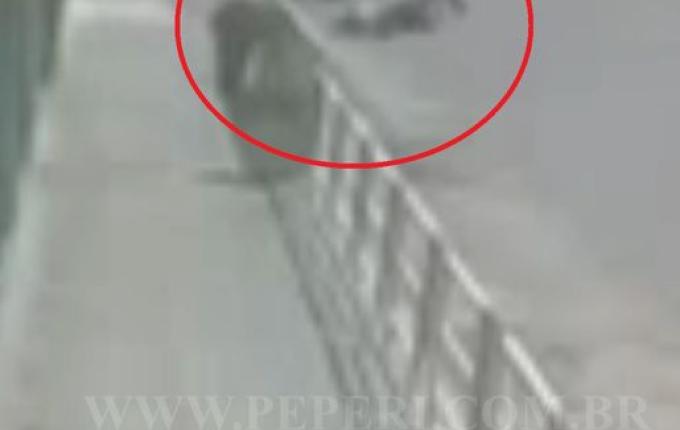 Colisão grave entre motos deixa dois feridos na Willy Barth; vídeo