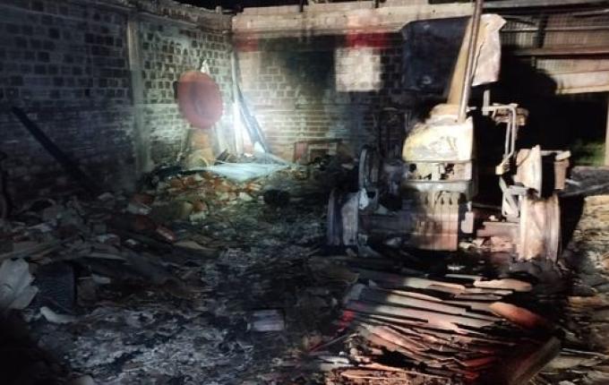 Incêndio destrói trator e parte de galpão no interior de Iraceminha