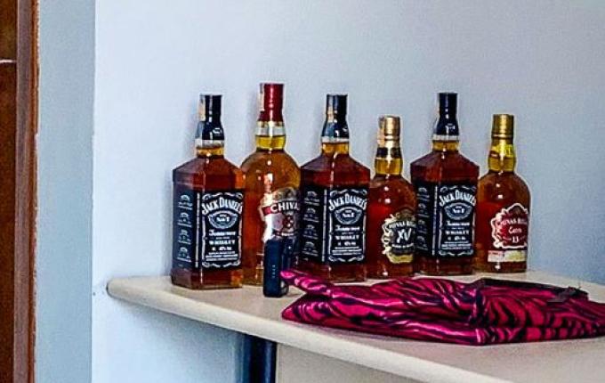 PM prende mulher em flagrante após furtar bebidas em supermercado de SMOeste