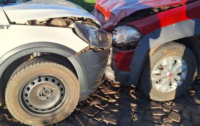Colisão causa danos em veículos no interior de São José do Cedro