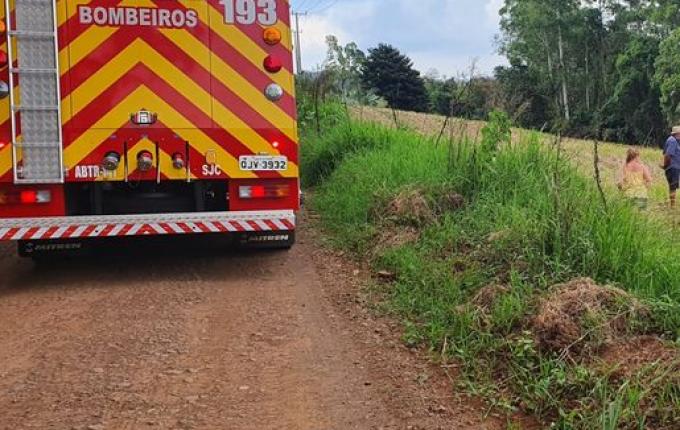 Duas pessoas ficam feridas em saída de pista em São José do Cedro
