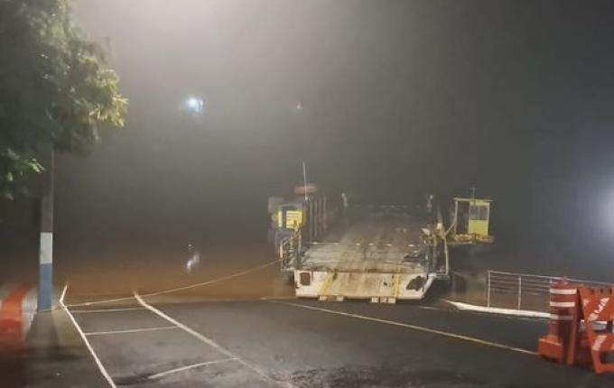 Travessia de balsa no Rio Uruguai é interrompida, em Mondaí