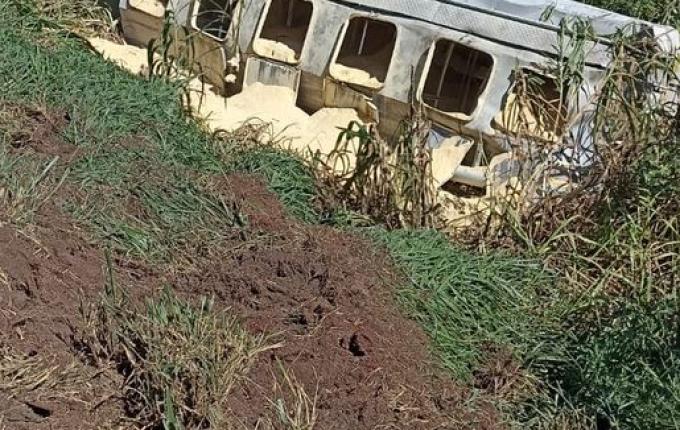 Caminhão sai da pista e capota à s margens da BR 158, em Maravilha