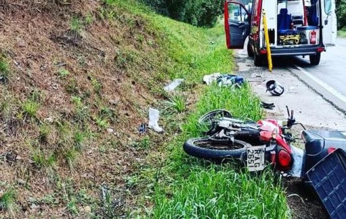 Motociclista tem perna amputada após colidir em caminhão no Oeste de SC