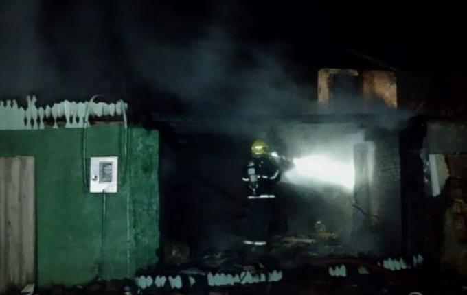 Residência é totalmente destruída por incêndio no interior de Iporã do Oeste