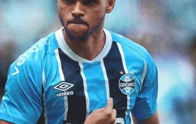 Grêmio marca de pênalti, vence o Bahia em casa e deixa o Z4 do Brasileirão