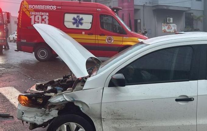 Colisão frontal entre dois carros deixa mulher e criança feridas em Dionísio Cerqueira