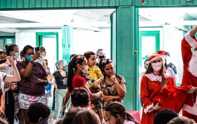 Crianças recebem presentes do Natal Solidário em São Miguel do Oeste