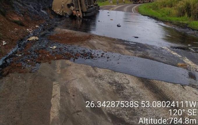 Caminhão carregado de pixe tomba na PR-180