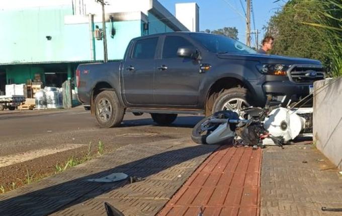 Motociclista fica ferido em colisão com caminhonete no centro de Iporã do Oeste