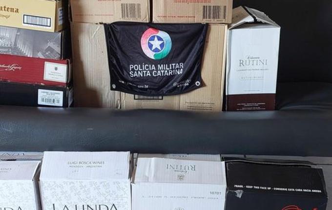 Polícia apreende R$ 14 mil em vinhos e azeite de oliva contrabandeados na BR-158, em Cunha Porã