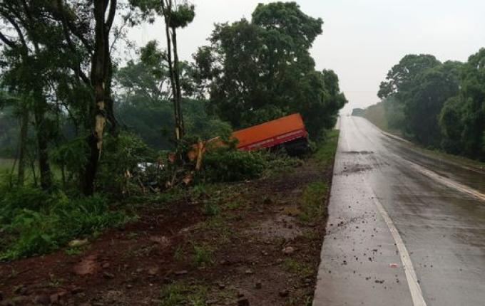 Motorista sai da pista na BR-163 após perder o controle da direção de carreta