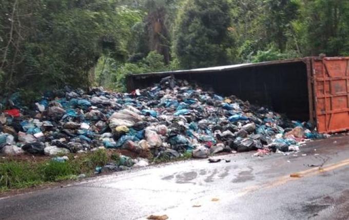 Duas pessoas ficam feridas em tombamento de caminhão em Guaraciaba